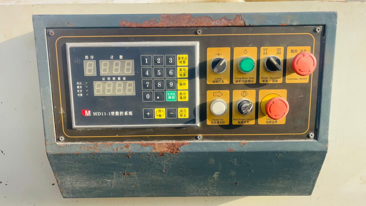 Hydraulic iron sheet cutting machine Size thickness 4mm length 2500mm