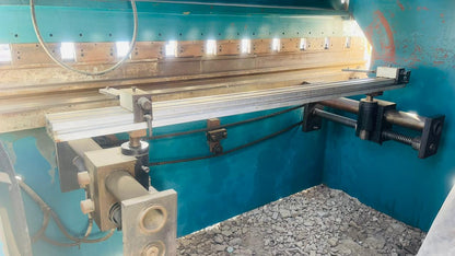 Hydraulic iron sheet cutting machine   Size thickness 4mm length 2500mm