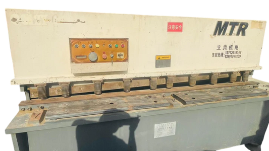 Hydraulic iron sheet cutting machine Size thickness 6mm length 2.5 Mtr