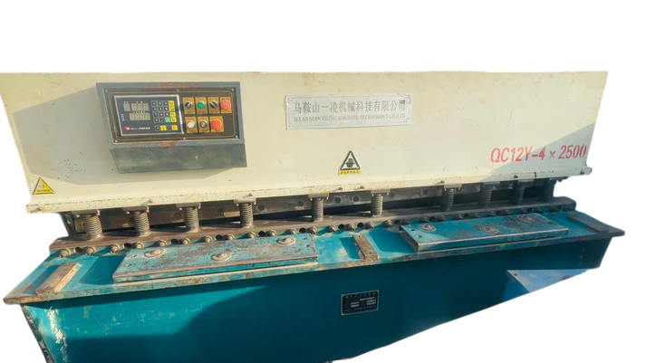 Hydraulic iron sheet cutting machine   Size thickness 4mm length 2500mm