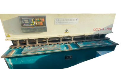 Hydraulic iron sheet cutting machine   Size thickness 4mm length 2500mm
