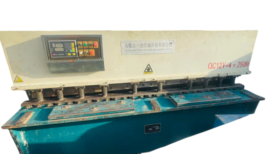 Hydraulic iron sheet cutting machine   Size thickness 4mm length 2500mm
