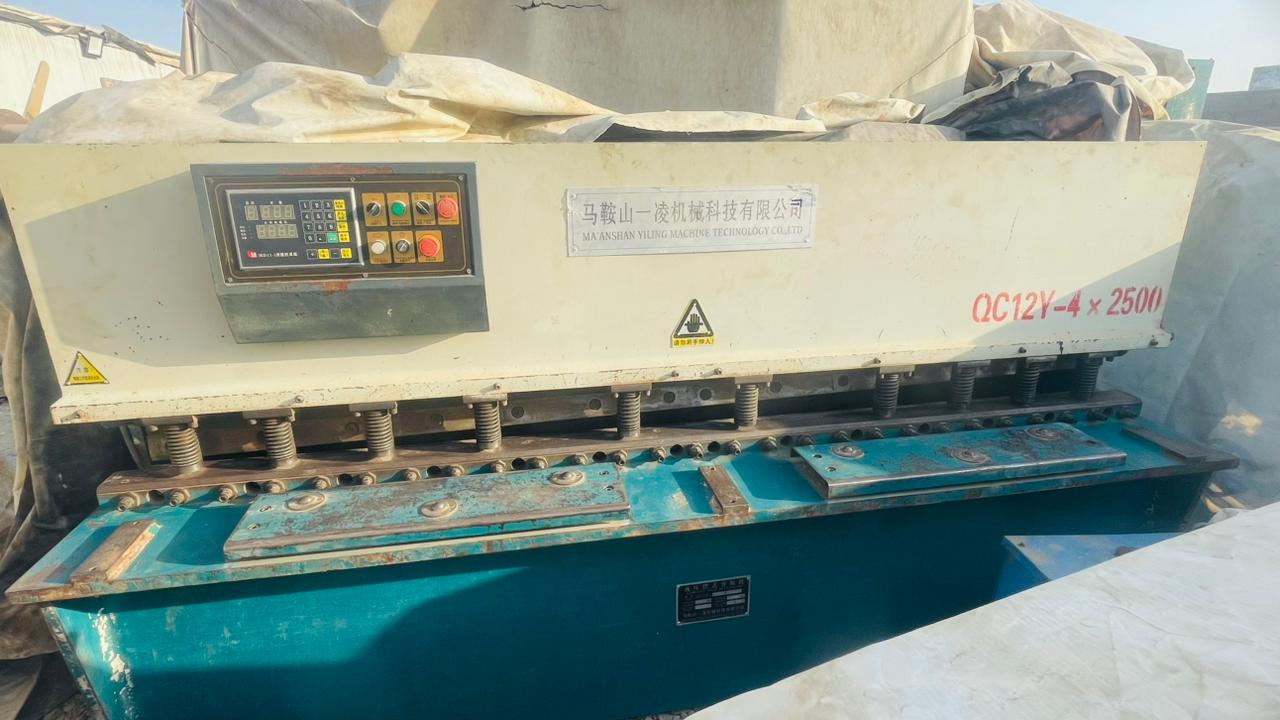 Hydraulic iron sheet cutting machine   Size thickness 4mm length 2500mm