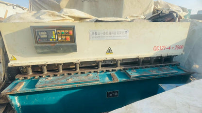 Hydraulic iron sheet cutting machine   Size thickness 4mm length 2500mm