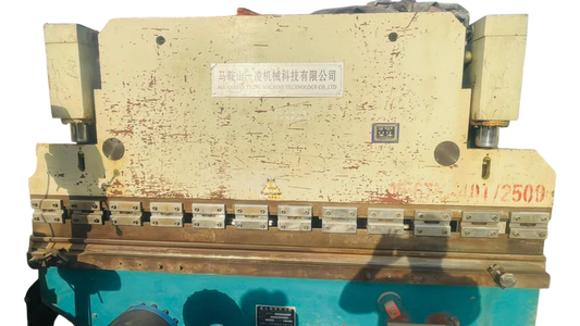 Hydraulic Bending Machine Iron Sheet size Thickness 4mm Length 2.5 mtr